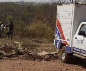 Mulher  encontrada em terreno baldio com pedao de colcho amarrado no pescoo