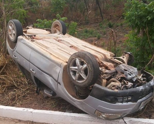 Carro capotou em ladeira na cidade de Barra do Garas (MT)