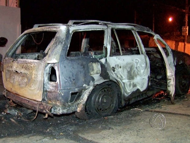 Motorista fugiu com medo da reao dos moradores, que colocaram fogo no carro. (Foto: Reproduo/TVCA)