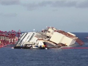 Navio foi reerguido aps 19 horas de trabalho. (Foto: BBC)