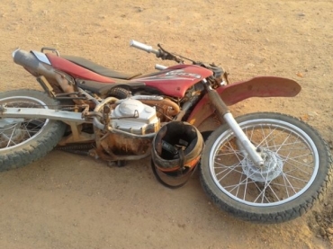 Motocicleta que jovem conduzia bateu na lateral de uma caminhonete em uma curva