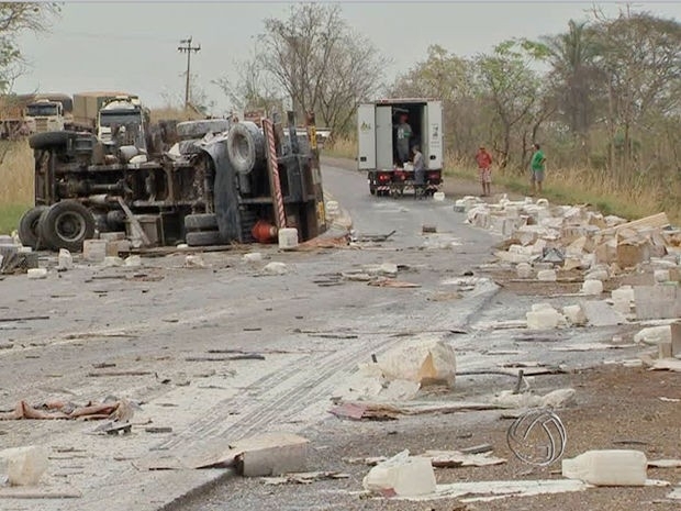 Produtos ficaram espalhados na rodovia e comprometeu trfego. (Foto: Reproduo/TVCA)