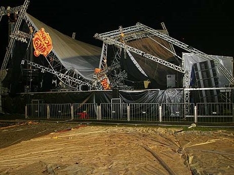 Palco onde a cantora Ivete Sangalo se apresentaria; teto desabou aps uma barra de sustentao ceder