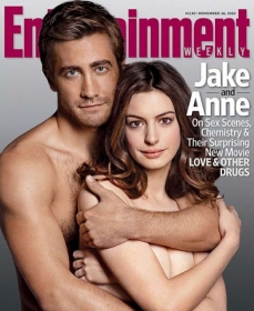 Jake Gyllenhaal e Anne Hathaway posam para capa da revista 