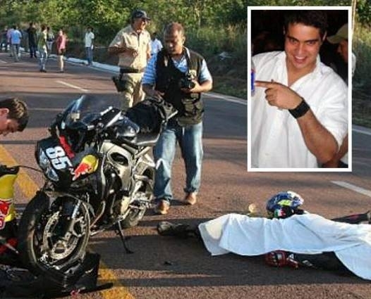 Peritos examinam a moto de Bruno (no detalhe), que colidiu com caminho: tragdia