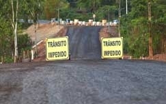 Foram apresentadas irregularidades de superfaturamento de obra em rua, alm de falta de projeto de desapropriao de re