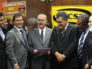 O presidente do Senado, Jos Sarney (PMDB-AP), recebe de deputados pedido de aumento do valor