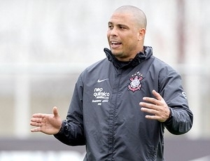 Ronaldo aponta Adriano como seu substituto ideal no Corinthians