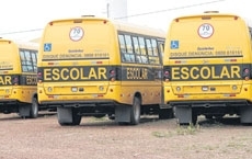 Enquanto alunos da zona rural esto sem conduo, nibus sofrem ao do tempo e de vndalos