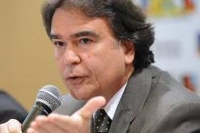 Ministro da Sapude alerta para a compra e ingesto de antibiticos, causas da doena