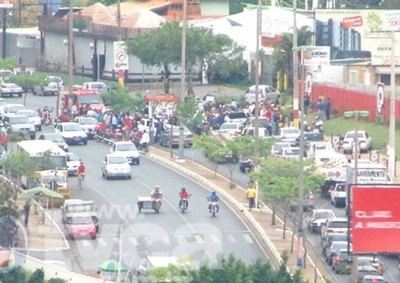 Trnsito  catico na Avenida Miguel Sutil, onde a maioria dos motoristas no respeita a sinalizao