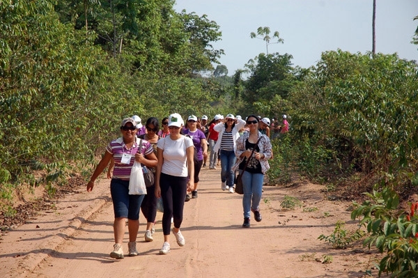 Foram quase 12 km de marcha por diferentes sendas, alternando estradas abertas junto  mata e trilhas s margens do Rio