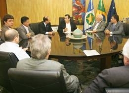 Governador Silval assina acordo com representantes de ministrios para beneficiar pequenos produtore