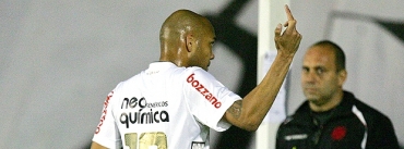 Souza faz gesto obsceno para torcida do Vasco na quarta-feira, no Rio de Janeiro