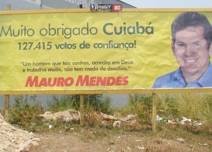 Em outdoors, deputado federal Wellington Fagundes (PR) agradece  populao