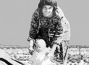 Imagem mostra Lindy Chamberlain com sua filha Azaria no monumento nacional de Ayers Rock, no deserto da Austrlia