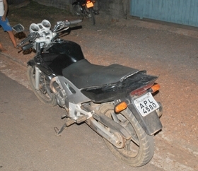 A moto de Rivaldo Matias ficou de frente com a casa do suposto autor