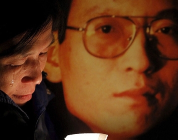 Mulher chora ao lado de foto de Liu Xiaobo, em vigilia por sua libertao em janeiro. 