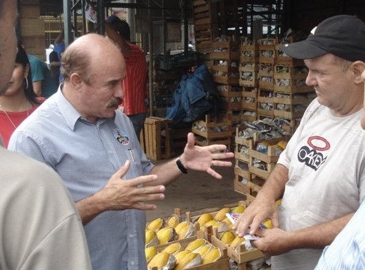 HOMERO DURANTE A VISITA NA FEIRA DO VERDO, ONDE  COMERCIALIZADO PRODUTOS DA HORTIFUTIGRANJEIRO