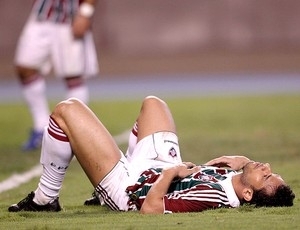 Fred cai no gramado do Engenho