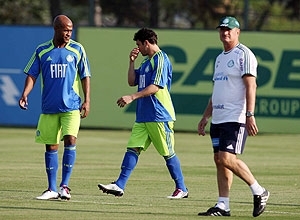 Scolari (dir.) comanda treino do Palmeiras