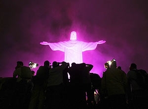 Cristo Redentor  iluminado de rosa em campanha contra o cncer de mama.