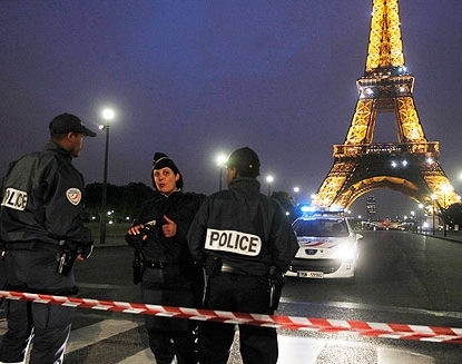 Policiais em frente  torre Eiffel; ponto turstico foi esvaziado na semana passada aps novo alerta de bomba