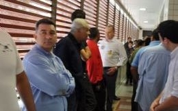 Pivetta conversa com eleitor enquanto aguarda na fila para votar.