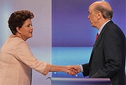 Dilma cumprimenta Serra, ontem  noite, durante debate na TV Globo 