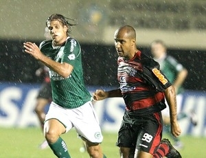 Rafael Moura e Deivid correm atrs da bola