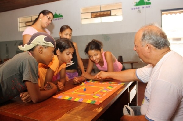 Alunos e professor interagem em aula de racicionio lgico.