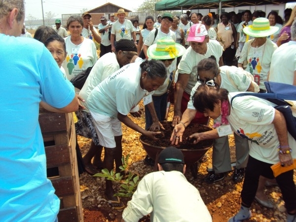 Idosos plantam mudas de Ip para marcar passagem pela fazenda.