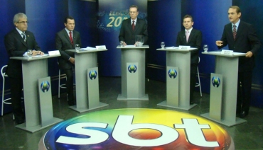 Ao centro, o mediador Hermano Henning e os candidatos Marcos, Silval, Mauro e Silval, em debate neste sbado 