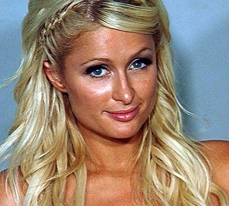 Paris Hilton retorna ao aeroporto para embarcar para os EUA.