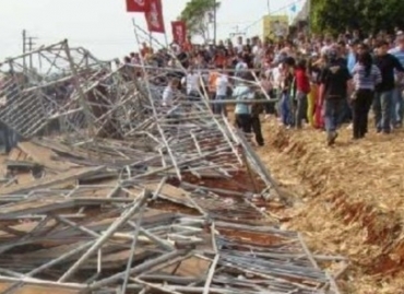 Veja mais imagens do acidenteNo acidente, pelo menos 150 pessoas ficaram feridas