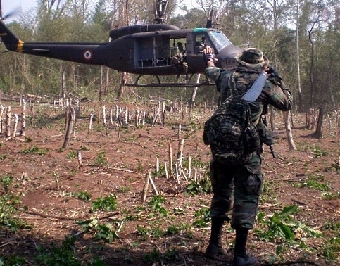 Helicptero decola durante operao que destruiu 82 hectares de maconha na fronteira entre o Paraguai e o Brasil