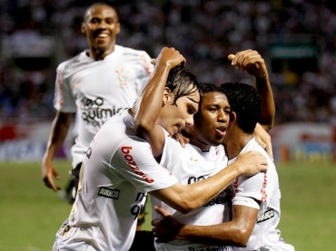 Corinthians venceu o Fluminense fora de casa e igualou o nmero de pontos do time carioca