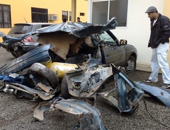 Carro foi destrudo em exploso