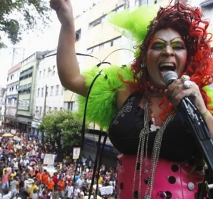 Uma multido lotou as ruas de Salvador durante a 9. Parada Gay