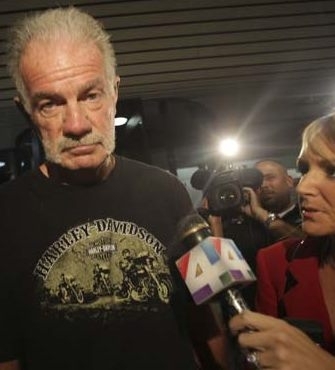 O pastor Terry Jones chega ao aeroporto La Guardia, em Nova York, na noite desta sexta-feira (10).