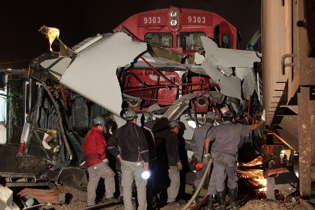 Acidente entre trem e nibus deixou nove mortos em Americana, no interior de SP; dez pessoas permanecem internadas