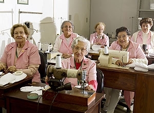 Senhoras so voluntrias do hospital A.C. Camargo; elas costuram prteses de seio para mulheres sem recursos 