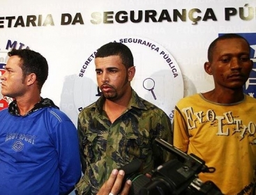 Os trs suspeitos do assassinato foram apresentados no dia seguinte ao crime