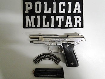 Arma foi encontrada dentro do veculo roubado em Vrzea Grande. (Foto: 4BPM)