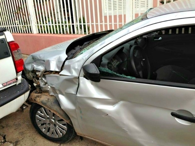 Carro colidiu com motocicleta e caminhonete, em Cuiab