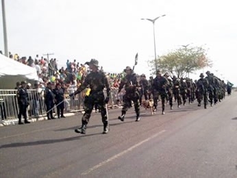 Militares desfilam na Avenida Rubens de Mendona em Cuiab (Foto: Carolina Holland/G1)