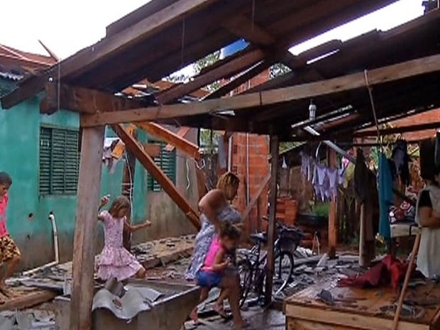 Residncias foram destelhadas durante a tarde desta tera-feira (3) (Foto: Reproduo/TVCA)