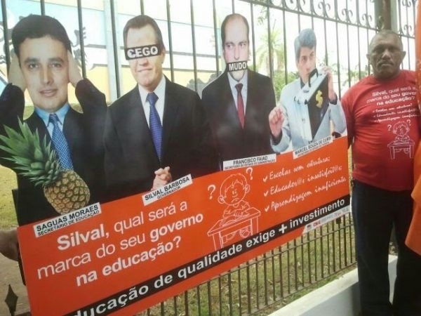 Enquanto estavam reunidos professores faziam manifestao em frente ao Palcio