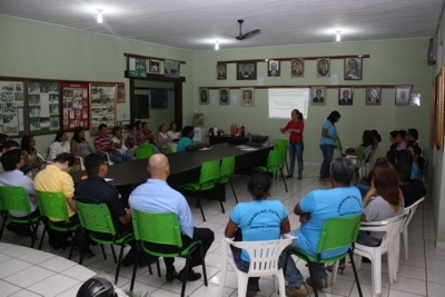 Membros da sociedade e poderes reunidos discutindo as linhas de aes de combate aos problemas sociais da cidade.