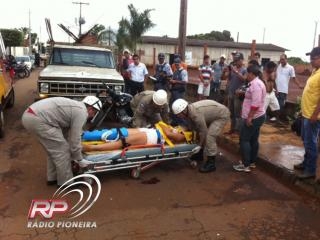 Bombeiros durante a remoo da vtima do local do acidente